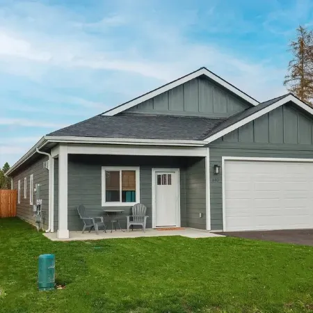 Spacious game house minutes to downtown Sandpoint and Schweitzer Mountain