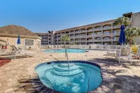 Walk to Beach & Restaurants/Pool, Hot Tub, Balcony.