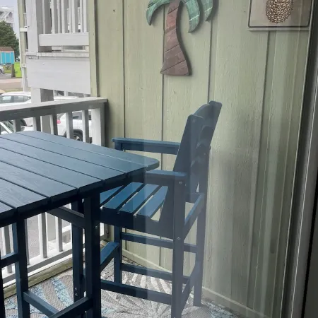 Island Time is the Best Time! 1BR, 1BA, Full Kitchen, Balcony, Pool, etc.