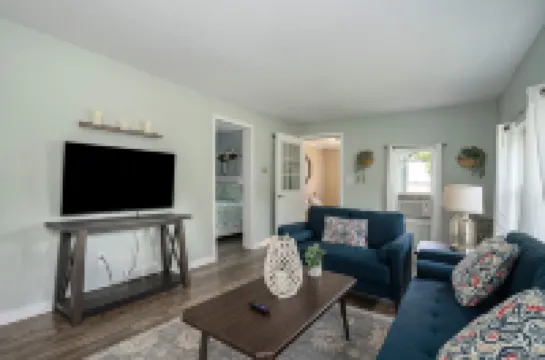 Charming  South Haven Cottage - 5 minute to the beach!