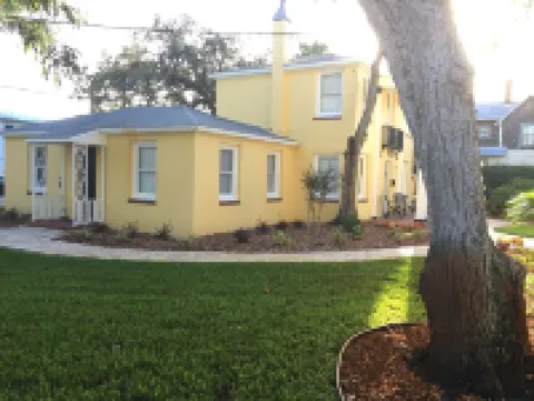 C6, Romantic apartment in city center, Flagler location, near beaches, parking!