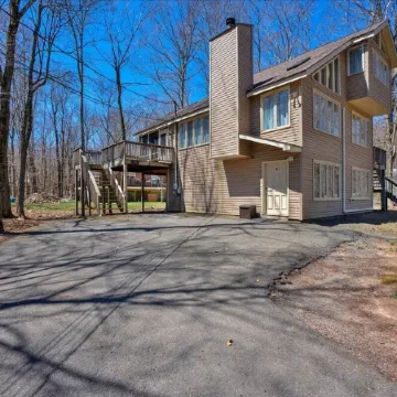 Renovated Escape in Mountain Resort. Lake, Pool, Kayak, Family and Pet Friendly!