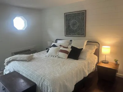 Izaty's Beach Villa - Lakefront 2BR Condo Hotel a 