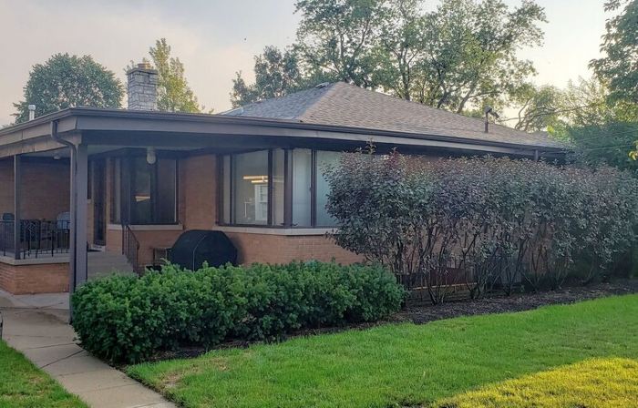 Cozy 2 bedroom house/w garage in Skokie