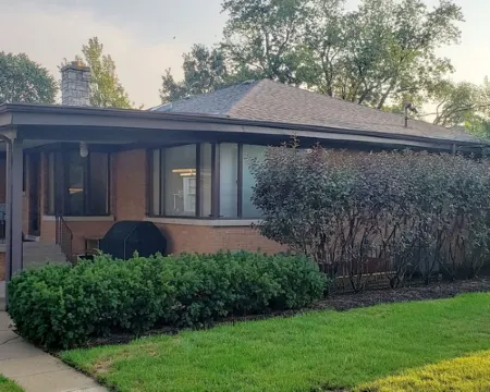 Cozy 2 bedroom house/w garage in Skokie โรงแรมในสโกกี