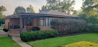 Cozy 2 bedroom house/w garage in Skokie