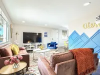 Allow Pets, View of Downtown, 5mins to Waterworld, Game Room, Firepit, Hot Tub Hotels in Sherrelwood
