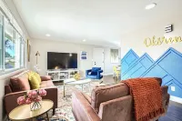 Allow Pets, View of Downtown, 5mins to Waterworld, Game Room, Firepit, Hot Tub