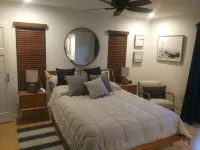 Close to Beaches, quiet and private new guest house - full kitchen, deck & patio Hôtels à proximité de : Florida Botanical Gardens