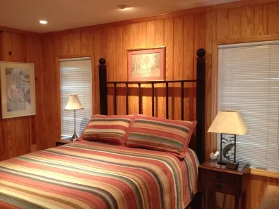 Lakefront Country Haven near Ocala & Forest -With Canoe, Lifejackets and Grill!