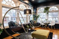 Spacious! Game Room & VIP Lounge, Jungle Rm, Bubble Chairs, Record Player!