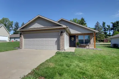 Laura’s Simply Charming Home on Harrison Hotels near Flinn Memorial Stadium