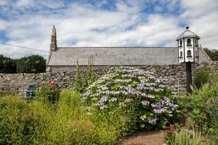 Hen Stabl - A charming 18th century stone character stables conversion Отели рядом с достопримечательностью «Шелл Айленд»