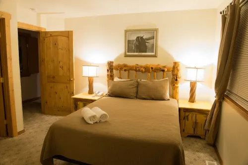 Riverfront! Outdoor Ent, Hot Tub, Views & Pet Friendly. Minutes to Leavenworth!