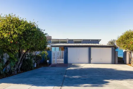 Sunrise to Sunset Views • Cayucos Beachfront Home Отели в г. Каюкос