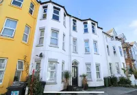 Modern flat in town centre | free parking | 5 minutes walk from the beach