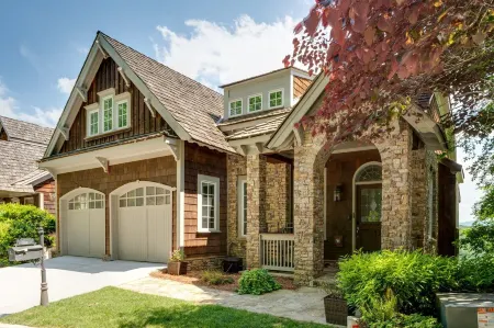 7 Bedroom Home with Mountain, Golf & Lake Burton Views! Hot Tub. Gated Community