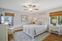 Charming 3-bedroom waterfront home with pool Отели рядом с достопримечательностью «Emerald Beach Condominium»