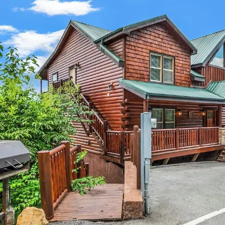 Vet-Owned, Pet Friendly Pool Cabin with New Hot Tub & Amazing Views!