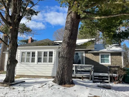 Snow his here sled from your door Cozy 3 bedroom cottage in town-pet friendly!