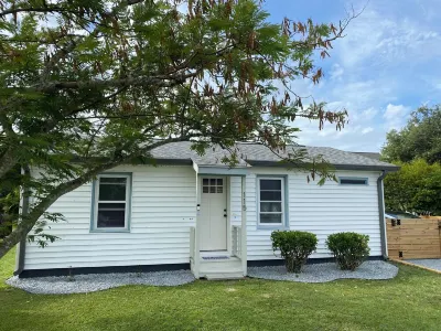 Beautifully remodeled 2 Bedroom Cottage,fenced yard, short walk to the beach.