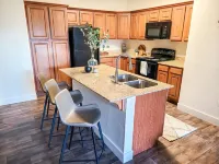 Modern Apt with Gym & Pool & Hot Tub. Perfect Location. Close to Ski Resorts!