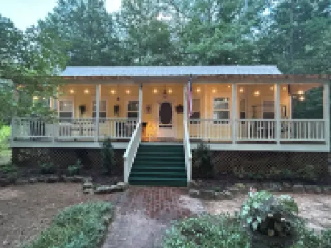 COZY PRIVATE COTTAGE CLOSE TO THE LAKE