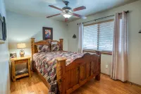 Bear Haven Family Friendly Show Low cabin w/ WIFI, gas fireplace, A/C