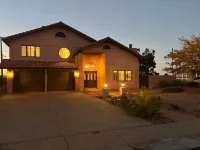 Lake Powell 4 BR, Hot Tub, on Golf Course, Views!