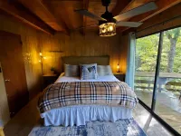 Innsbrook Falls Hideaway - Roomy lakefront Chalet w/ spacious deck & firepit Hotels in Innsbrook