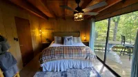 Innsbrook Falls Hideaway - Roomy lakefront Chalet w/ spacious deck & firepit