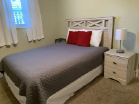 F2, Downtown St. Augustine, POOL, beaches, spacious, free onsite parking!