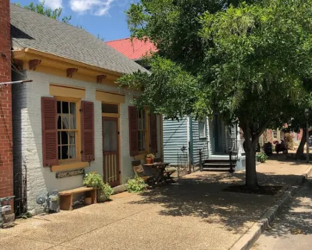 "Little Brick House on Main (1865 Hotels in Ste. Genevieve County