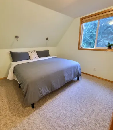 Skyline cottage, private hot tub, wifi sleeps 4!