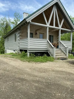 Log cabin~hiking, hunting, skiing, with direct snowmobile trail access.