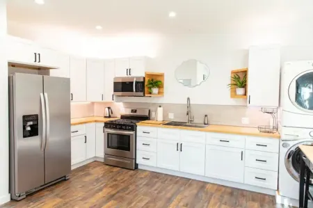 Cozy Casa. 1 mile from the beach/downtown. Отели рядом с достопримечательностью «Эмма Вуд Стейт Бич»