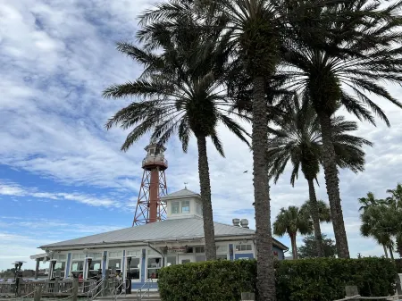 PERFECT LOCATION-SPACIOUS VILLA W USE OF NEW GOLF CART CLOSE TO SUMTER LANDING. Отели в г. Те-Виллиджис