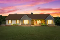An Oasis Awaits You with Vineyard Views - Homestays