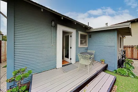 Charming Beach Cottage, 2 blocks from the water! Отели рядом с достопримечательностью «Serenity by the Sea»