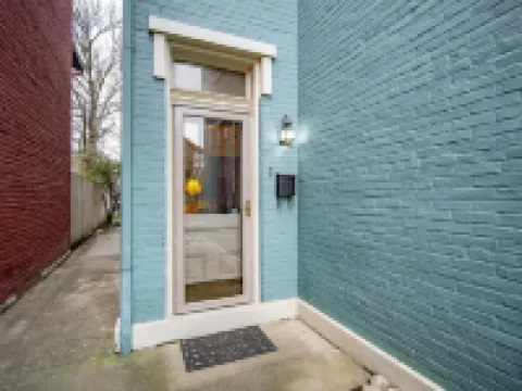 Updated Historical apartment close to a park and two blocks from the best dining Hotels in Dayton