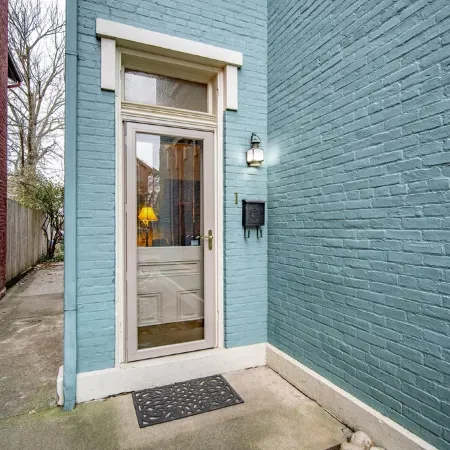 Updated Historical apartment close to a park and two blocks from the best dining