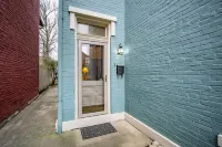 Updated Historical apartment close to a park and two blocks from the best dining