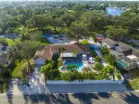Pool, hot tub, putting green, pickleball, tiki bar, fire pit ウェスト・ブレイドゥントンのホテル
