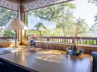 Treetop Villa, Charming cottage on 100 acres with WiFi and AC in serene Mariposa