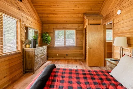 MT HOOD CABIN! Remodeled, 2500 sq ft, Sleeps 12!