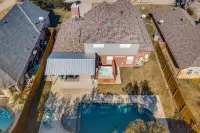 Rockwall Lux Retreat💥Pool&Spa💥Covered Patio-5min walk downtown-Parks-Trails-Lake - Uima-altaat