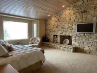 Stunning Lake Michigan Home with fireplace, steam room and sauna!