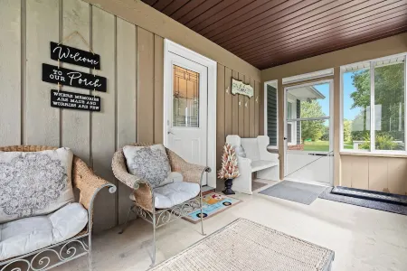 Cozy Cottage at Long Lake with plenty of outdoor space! Отели в г. Хартленд Тауншип