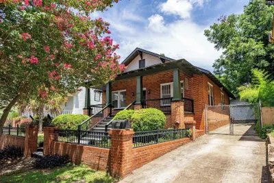 Cozy Historic Home Just 2 Miles from USC, Downtown and 6 Miles from Ft. Jackson Riverbanks Zoo & Garden附近的飯店