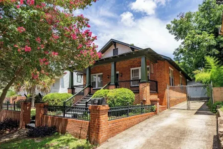 Cozy Historic Home Just 2 Miles from USC, Downtown and 6 Miles from Ft. Jackson Отели рядом с достопримечательностью «Ривербанкс Зу энд Гарден»